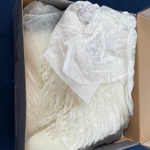 Bearpaw Boetis White size 10 (brand new)